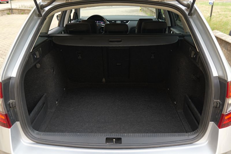 Škoda Octavia 2.0 TDI DSG Kamera Style+ - fotka 34 z 35