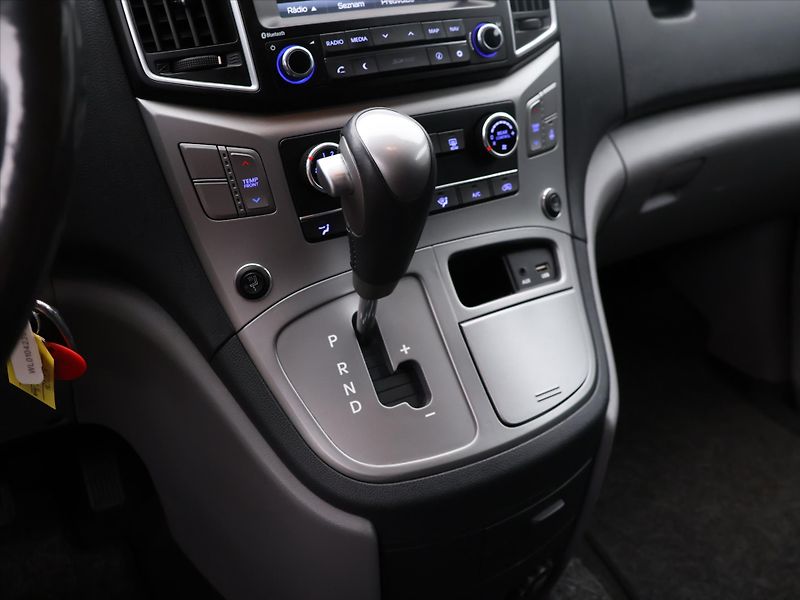 Hyundai H 1 Starex 2,5 CRDi 125kW Automat - fotka 23 z 32