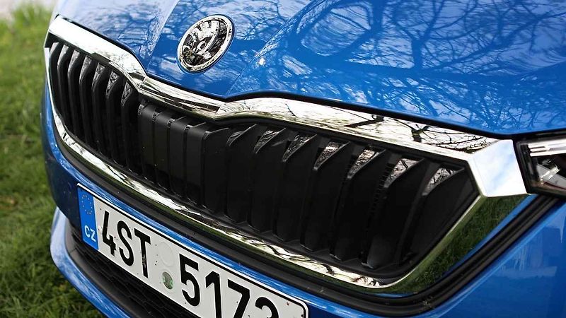 Škoda Scala a Říp v pozadí
