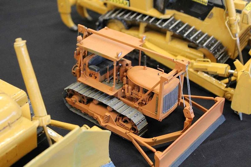 Papírový model buldozeru Caterpillar.