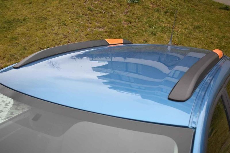 V kombinaci modré a oranžové barvy vypadá Spring atraktivně