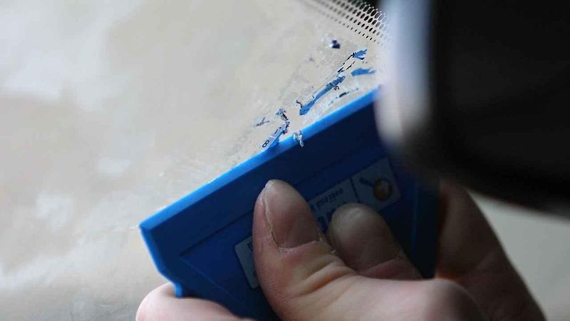 Z ohleduplnosti k čelnímu sklu jsme začali plastovou škrabkou
