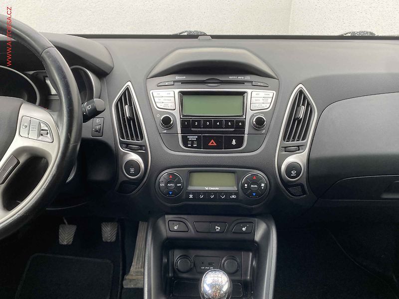 Hyundai ix35 (2013) 1.6 GDi, ČR, AC, tempo, park - fotka 12 z 16