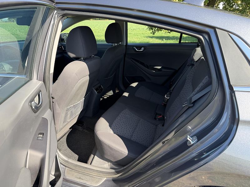Hyundai IONIQ (2018) Electric 28 kWh - fotka 16 z 17