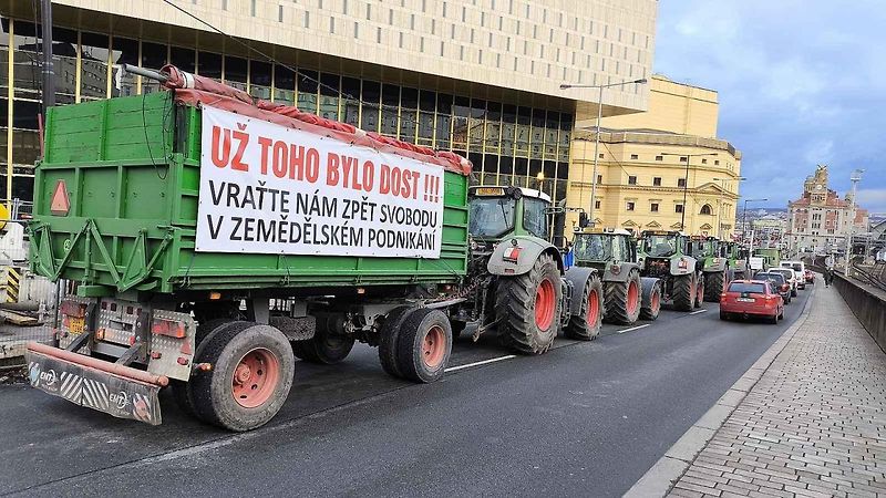 Demonstrace zemědělců před ministerstvem zemědělství a blokáda pražské magistrály. Na snímku je traktor John Deere 7730.