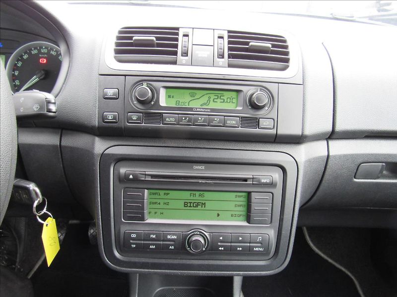 Škoda Fabia 1,4 16V 63kW Style Combi - fotka 15 z 26