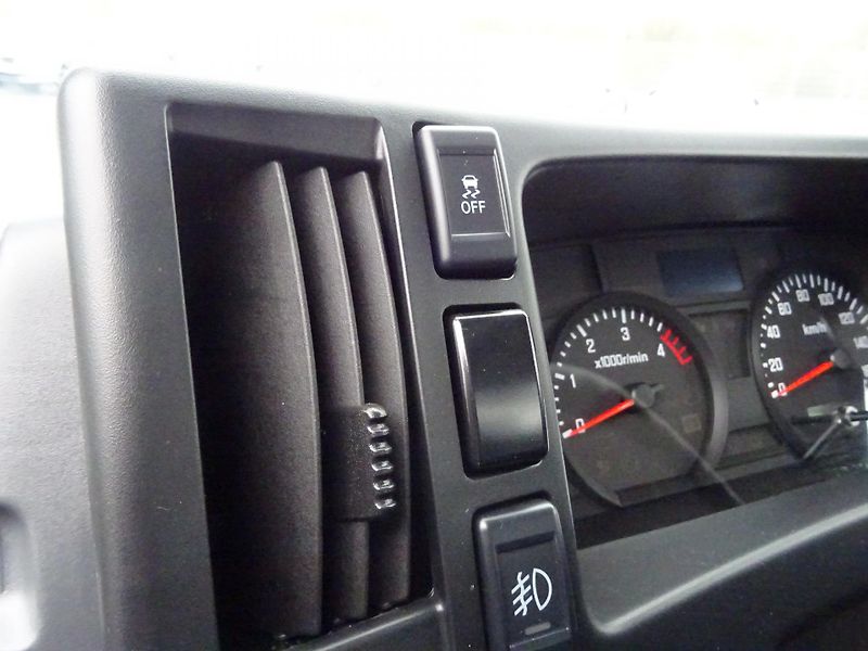 Isuzu M27 (2025) 3,0L 150k MAN5 3s sklápěč - fotka 28 z 39