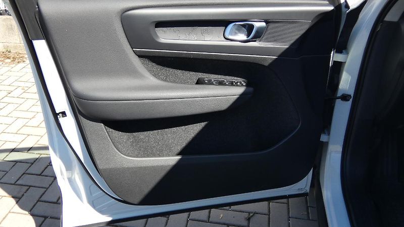 Volvo XC40 T2 FWD Momentum Core - fotka 8 z 21