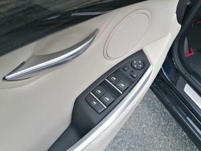 BMW Řada 5 (2014) GT 530d xDrive M-paket - fotka 31 z 40