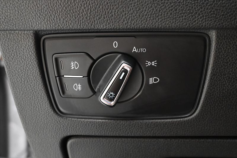 Volkswagen Passat 1,5 TSI 110 kW DSG Business Zá - fotka 27 z 31