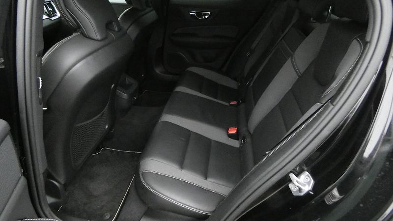 Volvo S60 T4 FWD R-Design - fotka 18 z 21