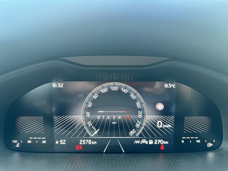 Škoda Scala Top Selection 1,0 TSI 85kW MT6 - fotka 9 z 27
