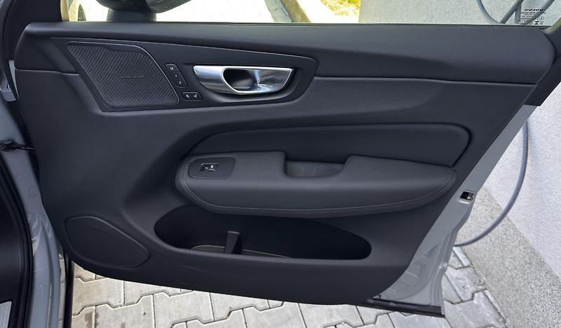 Volvo XC60 B5 AWD PLUS/360/1 maj/ + kola - fotka 16 z 49