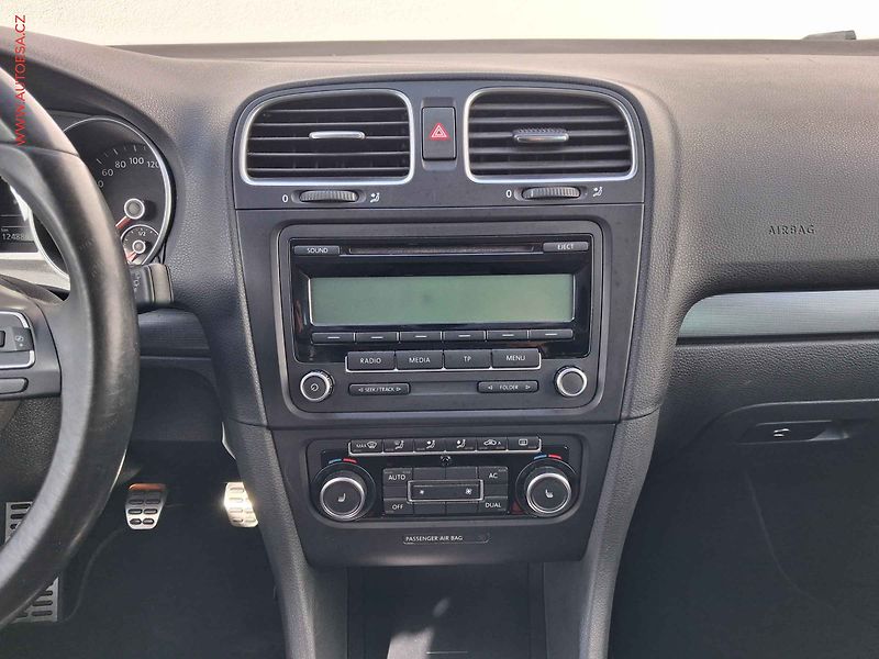 Volkswagen Golf (2011) 1.6 TDi, Style, +kola - fotka 12 z 18