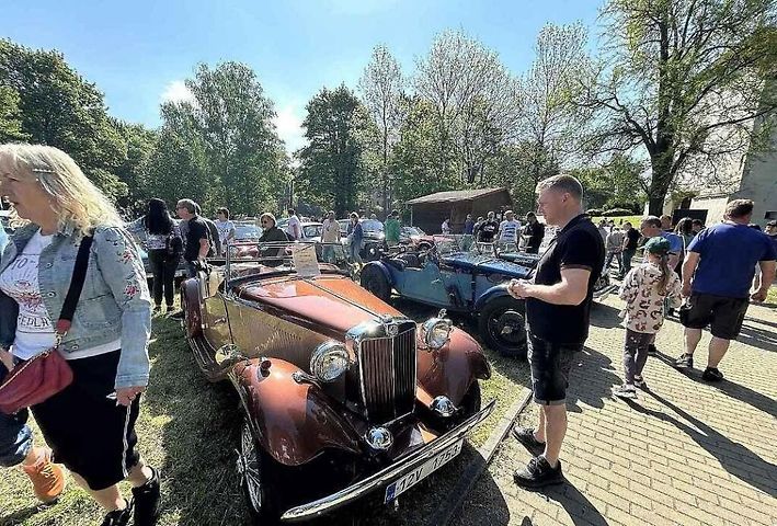 Na srazu autoveteránů u Slezskoostravského hradu bylo co obdivovat.