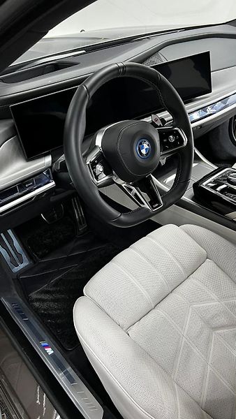 BMW Řada 7 (2023) M760e xDrive Individual, 420 k - fotka 4 z 18