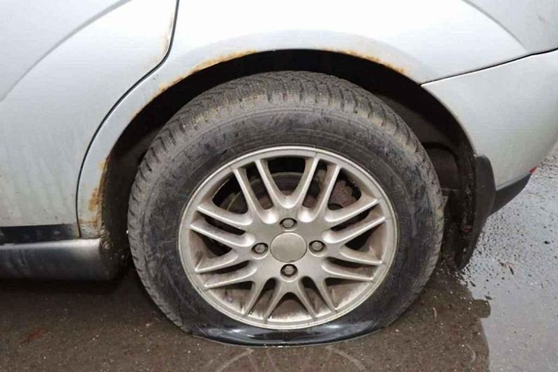 Vandal v Přerově prořezal více než pět desítek aut