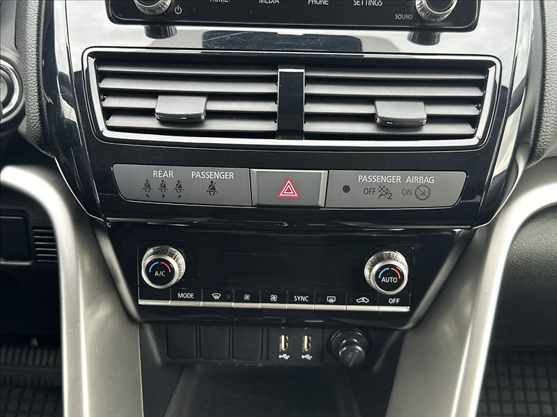 Mitsubishi Eclipse Cross 2,4 PHEV 188PS  A/T 4x4 - fotka 26 z 52