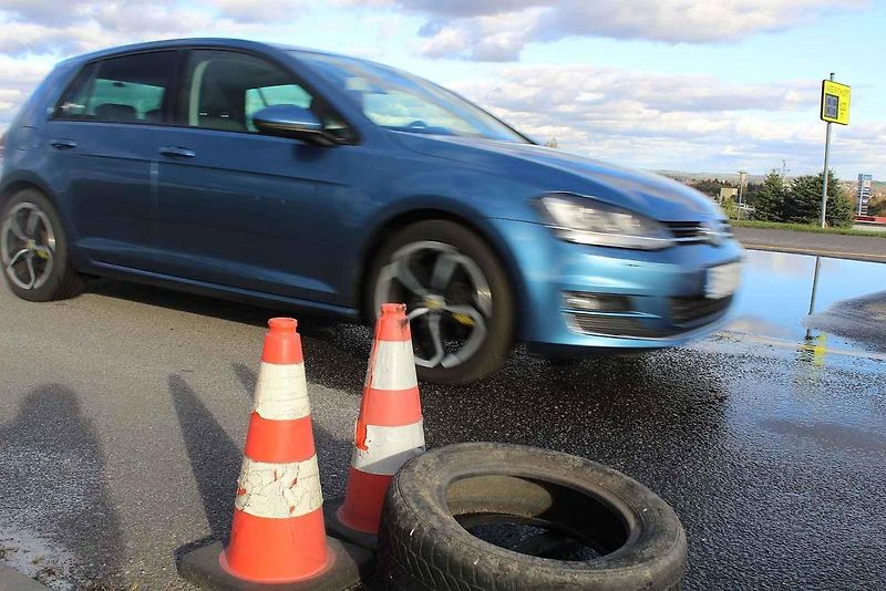 Řidiči se v Jihlavě učili lépe ovládat svůj vůz na mokru. Kurz byl zdarma.