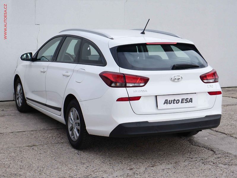 Hyundai i30 (2018) 1.0 T-GDI, ČR, STK3/28, AC - fotka 4 z 14