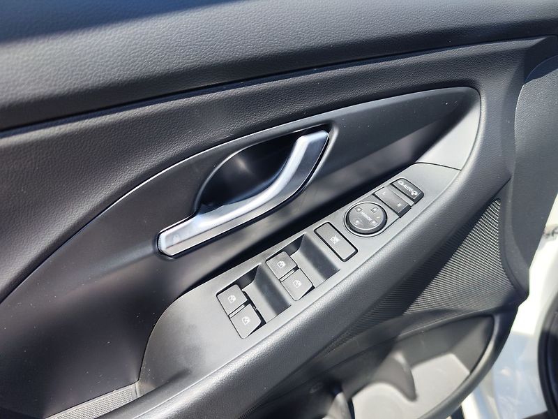Hyundai i30 1.0 T-GDI/88kW Smart - fotka 25 z 29