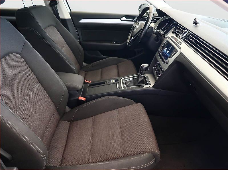 Volkswagen Passat (2015) 2.0 TDI, Automat, Navi - fotka 9 z 18