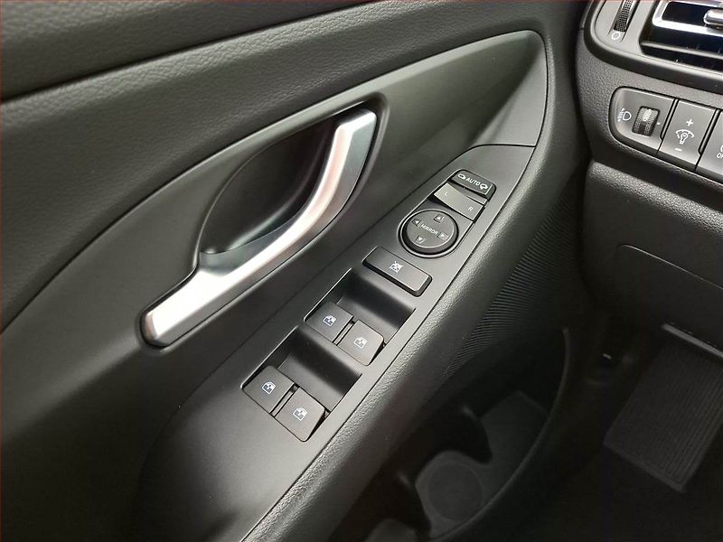 Hyundai i30 (2023) Smart 1.5 T-GDI MHEV - fotka 15 z 15