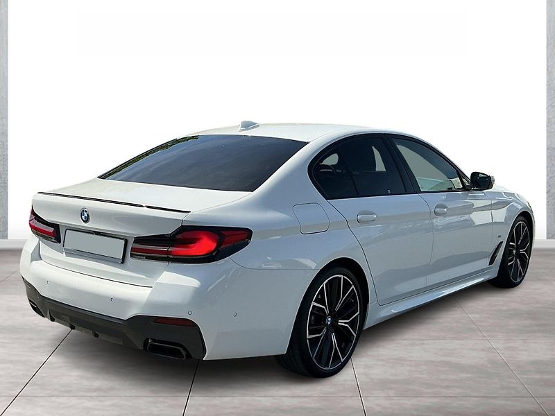 BMW Řada 5 M550i xDrive Laser HuD Venti - fotka 8 z 12