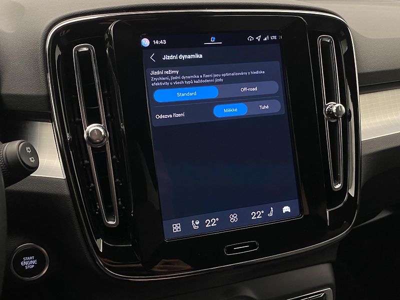 Volvo XC40 (2025) B3 AUT DARK PLUS - fotka 48 z 64