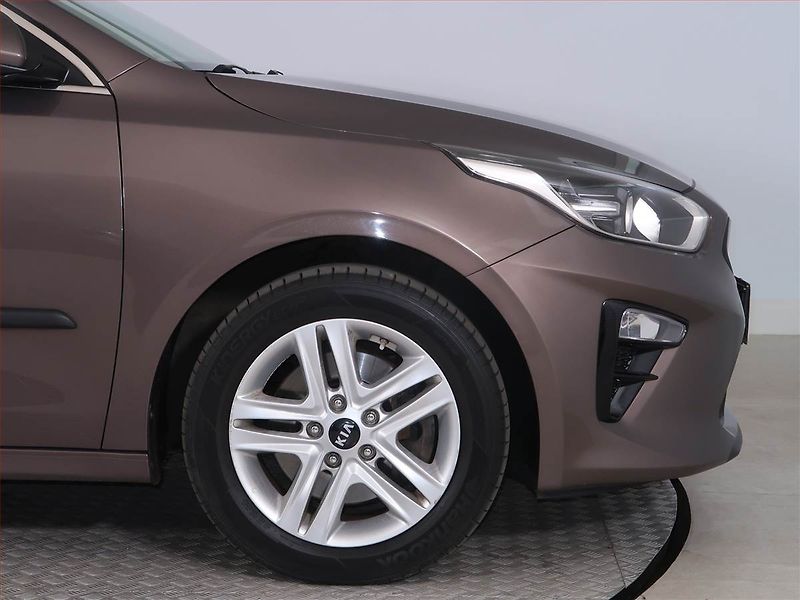 Kia Ceed (2019) 1.4 T-GDI, Serv.kniha, Xenony - fotka 14 z 23
