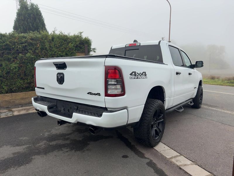 Dodge RAM 1500 (2023) Bighorn 5,7 Hemi Lonestar Crew - fotka 4 z 20