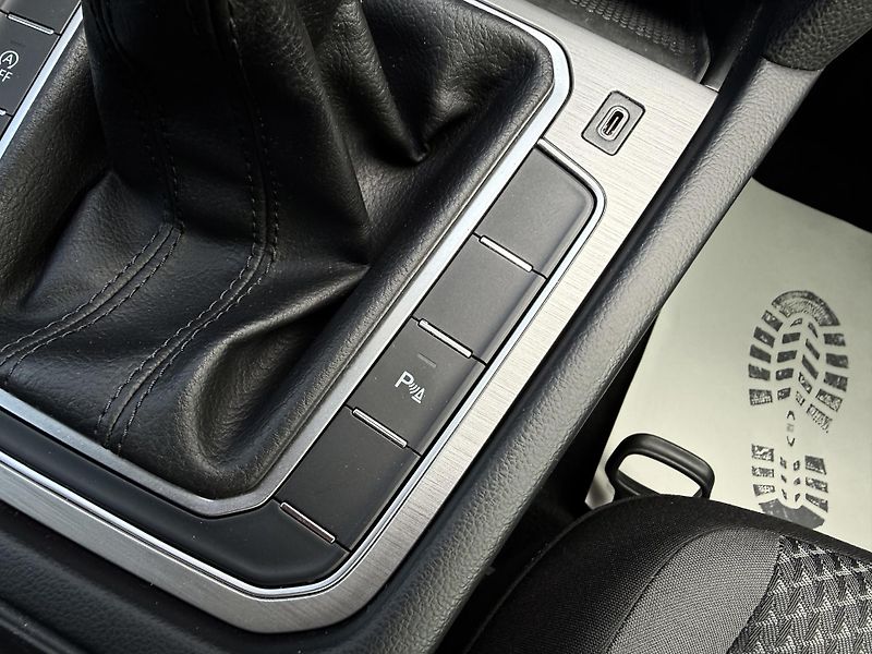 Volkswagen Passat Variant 2,0TDI R-Line Design - fotka 34 z 43