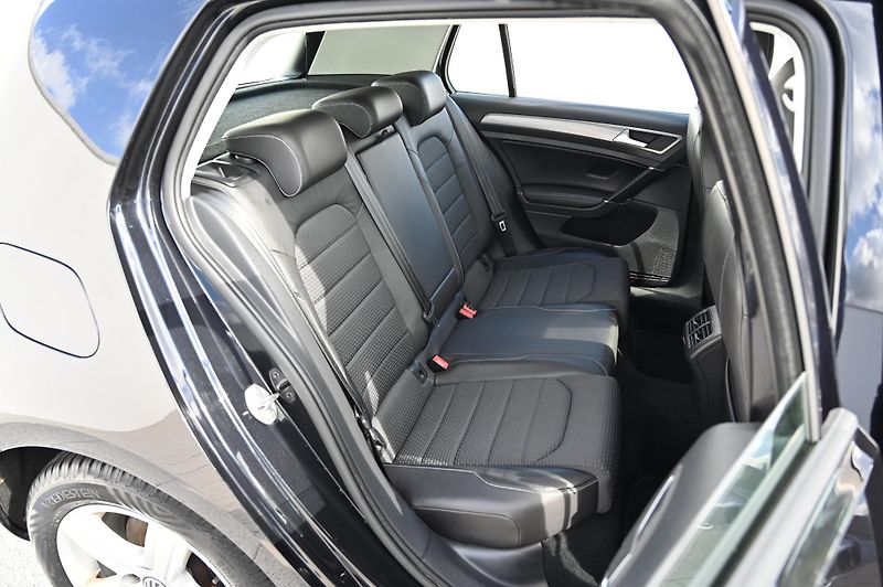 Volkswagen Golf VII 2.0TDI 110KW Highline 2/17 - fotka 34 z 57