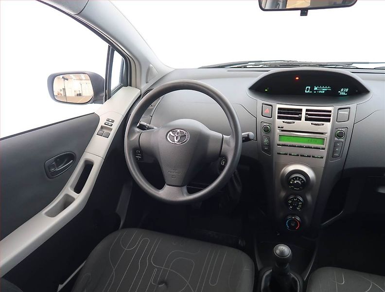 Toyota Yaris (2010) 1.0 VVT-i, Serv.kniha - fotka 7 z 15