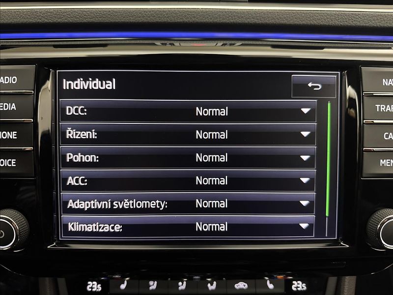 Škoda Superb 2,0 TDi 110kW L&K DPH ACC DCC - fotka 26 z 56