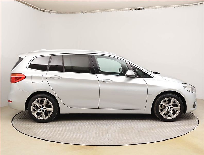 BMW Řada 2 (2017) Luxury Line 218d Gran Tourer - fotka 6 z 26