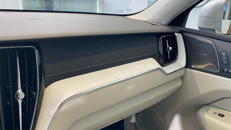 Volvo XC60 (2026) ULTRA BRIGHT, B5 AWD, 184+10 k - fotka 10 z 15