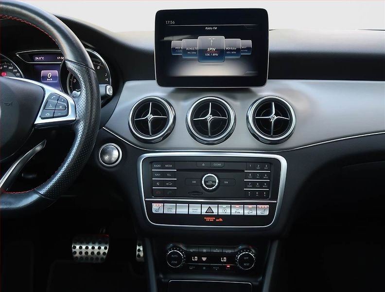 Mercedes-Benz GLA (2018) AMG line 220 4MATIC - fotka 12 z 23