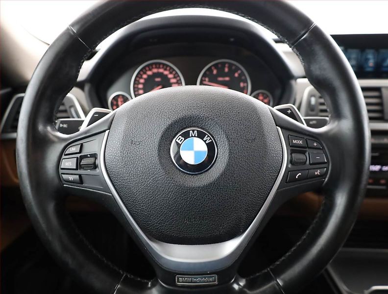 BMW Řada 3 (2017) Individual 320d xDrive GT - fotka 8 z 21