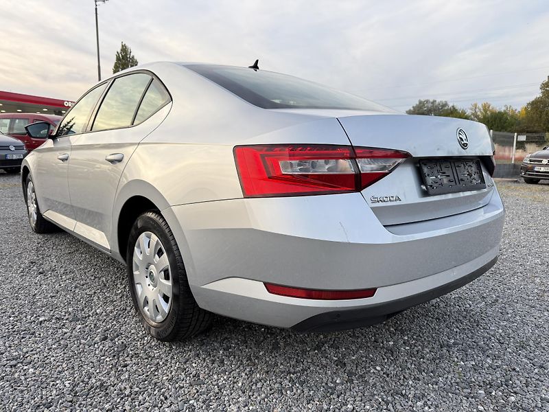 Škoda Superb 1.6TDi Ambition 88kW ČR - fotka 7 z 19