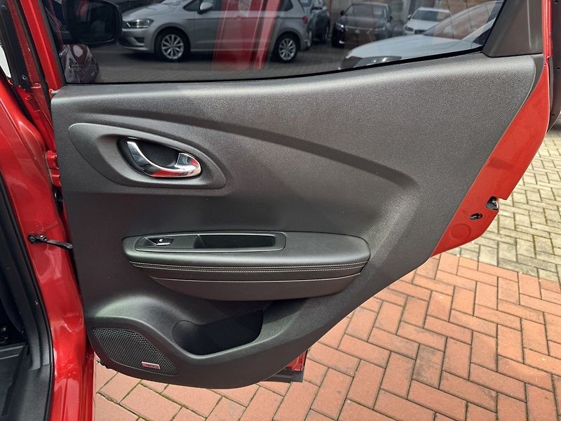 Renault Kadjar (2015) 1.6dCi AWD Bose LED Kamera - fotka 20 z 50