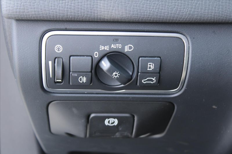 Volvo XC60 2.4 D4 140kW SUMMUM - fotka 17 z 27