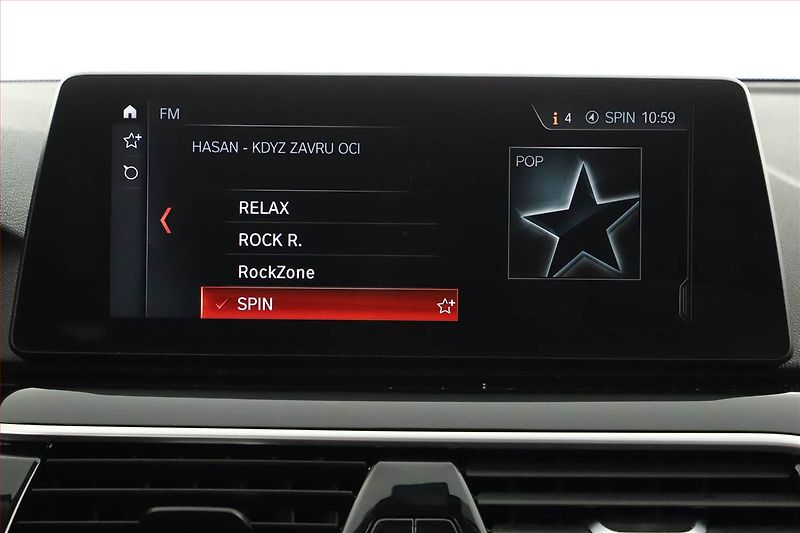 BMW Řada 5 (2017) 530d xDrive, 4X4, Automat - fotka 13 z 21