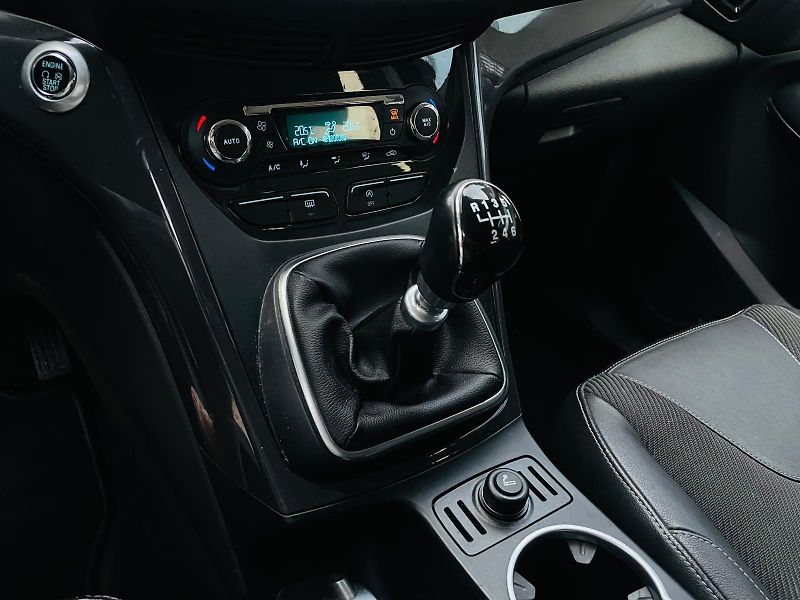 Ford Kuga 2.0TDCi 4x4 MAN TAŽNÉ SERVISKA - fotka 40 z 47