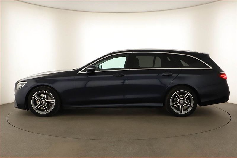 Mercedes-Benz Třídy E (2020) AMG Paket E 220 d 4MATIC - fotka 3 z 21