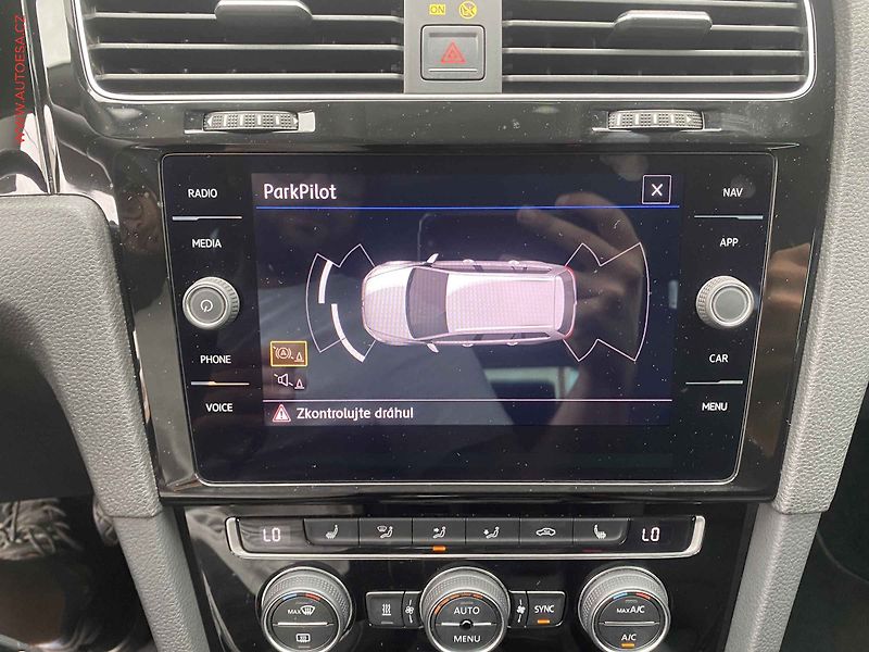 Volkswagen Golf (2018) 2.0 TDi, Highline, LED - fotka 17 z 18