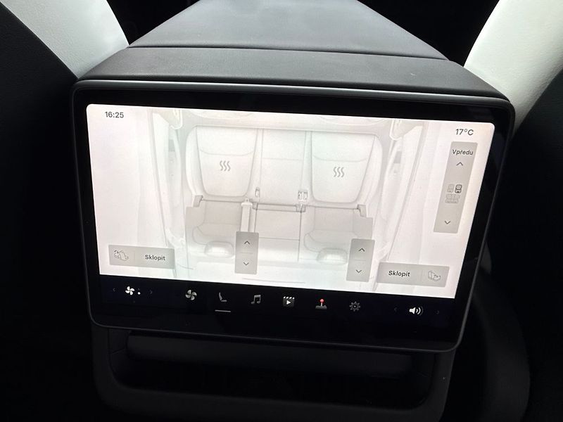 Tesla Model Y (2025) - fotka 44 z 76