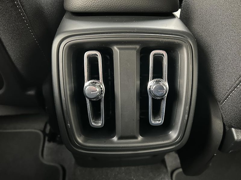 Volvo XC40 2.0  B4 Momentum Pro - fotka 30 z 31