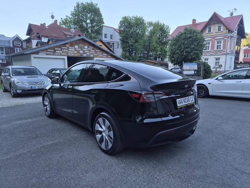 Tesla Model Y RWD 220kw 19ALU SOH 95% - fotka 4 z 49