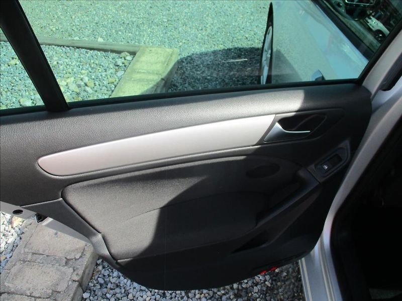 Volkswagen Golf 1,2 TSI, aut.klima,serv.kniha, - fotka 10 z 35